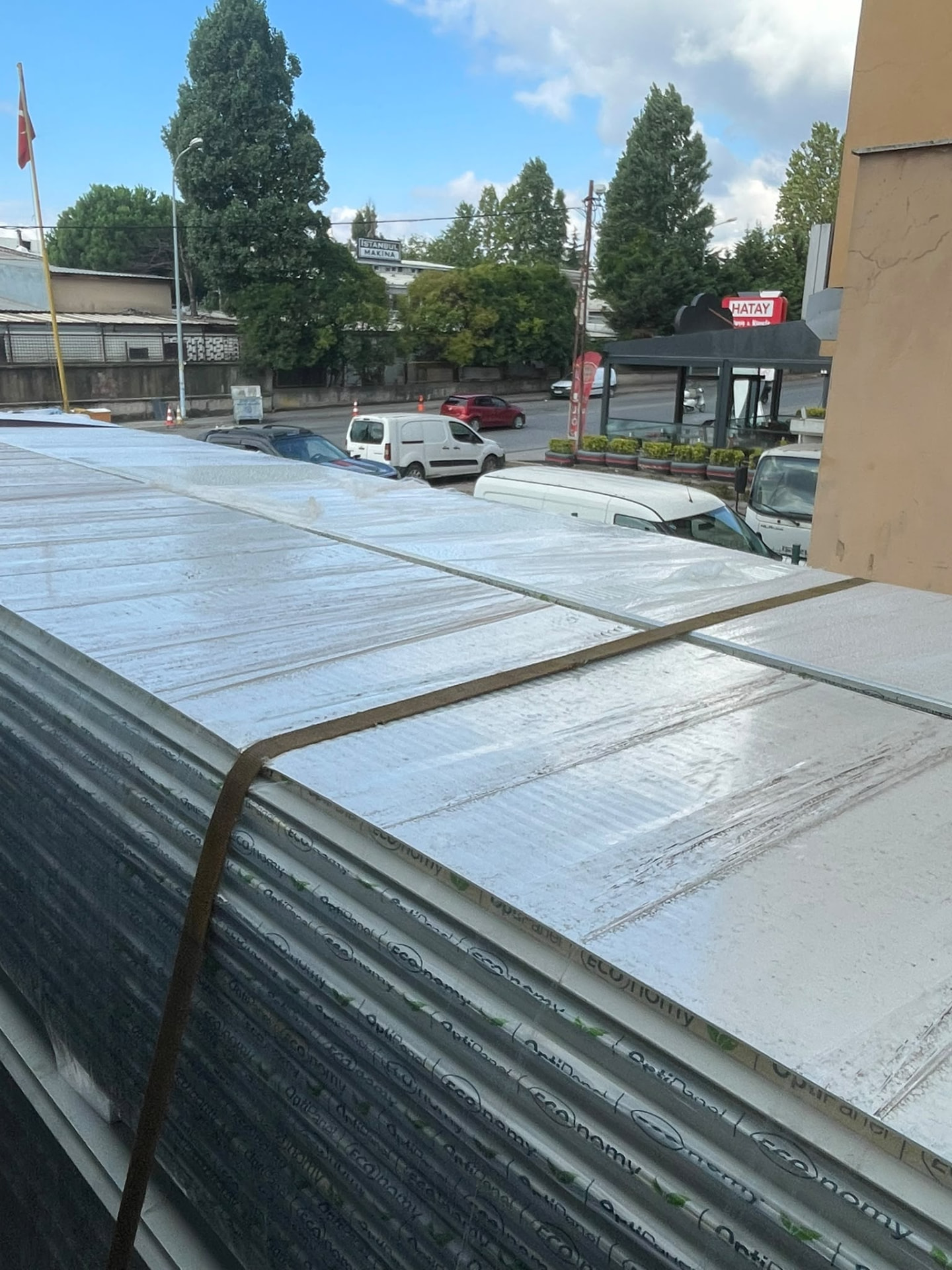Dış alanda düzenlenmiş panel stokları