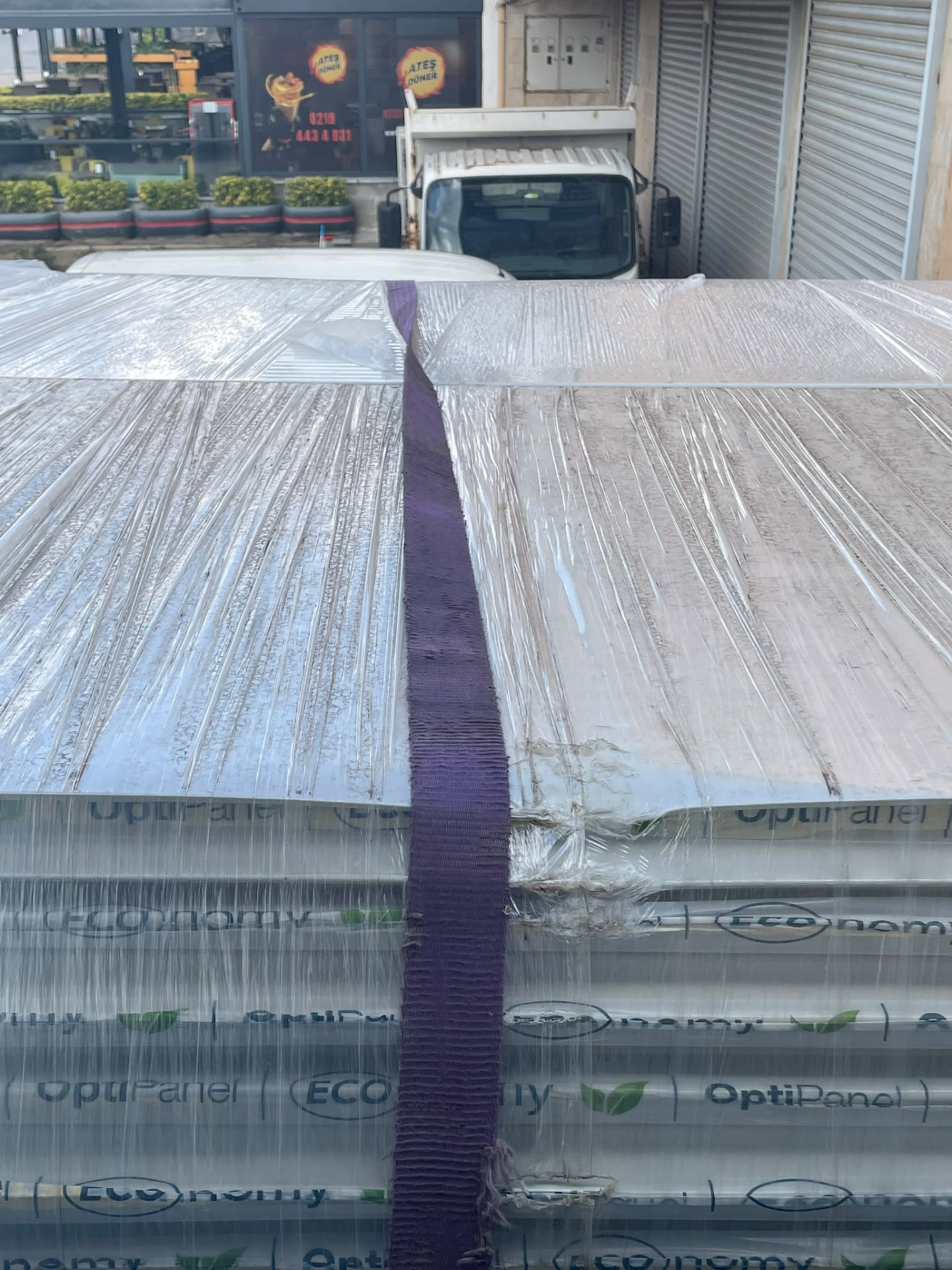 Stok sahasında paketlenmiş sandviç paneller